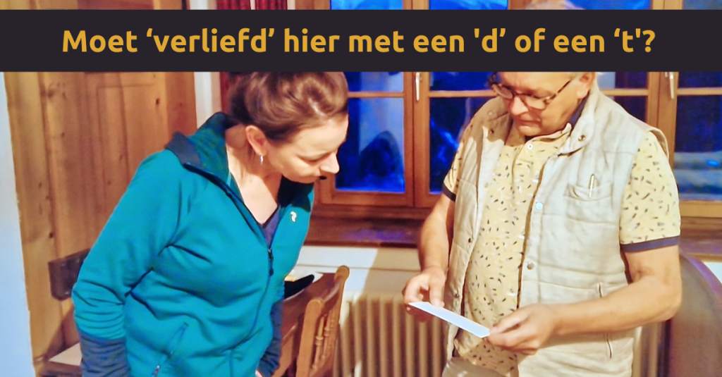 Gerard laat kaartje zien aan Adrienne