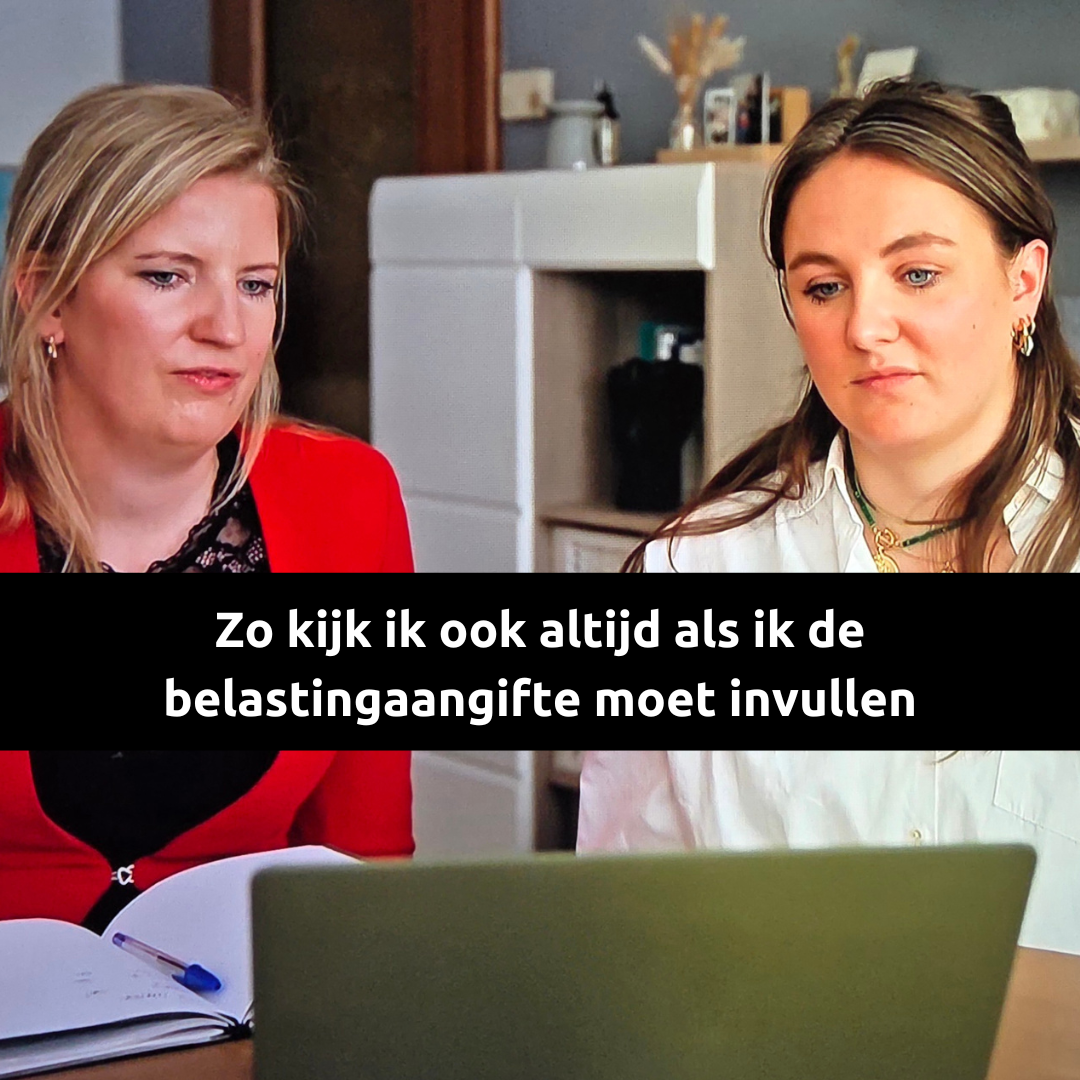 Hanneke en vriendin kijken naar filmpjes