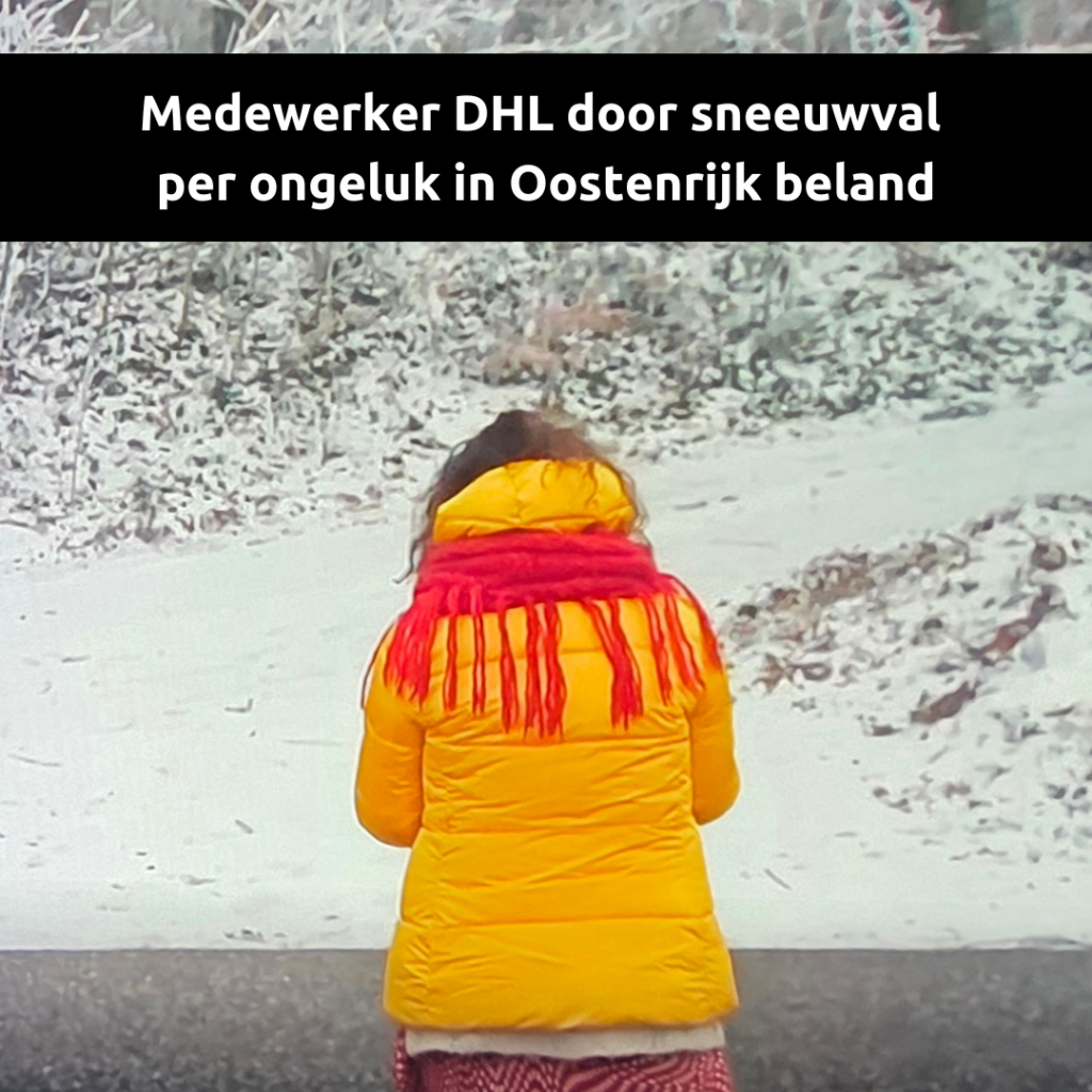 Claudia met gele jas en rode sjaal