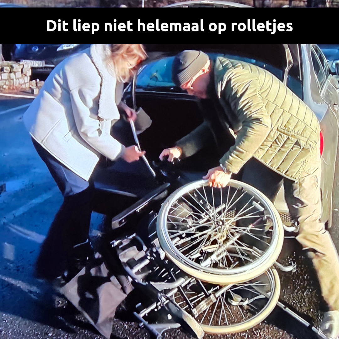 Rolstoel van Hans in de auto