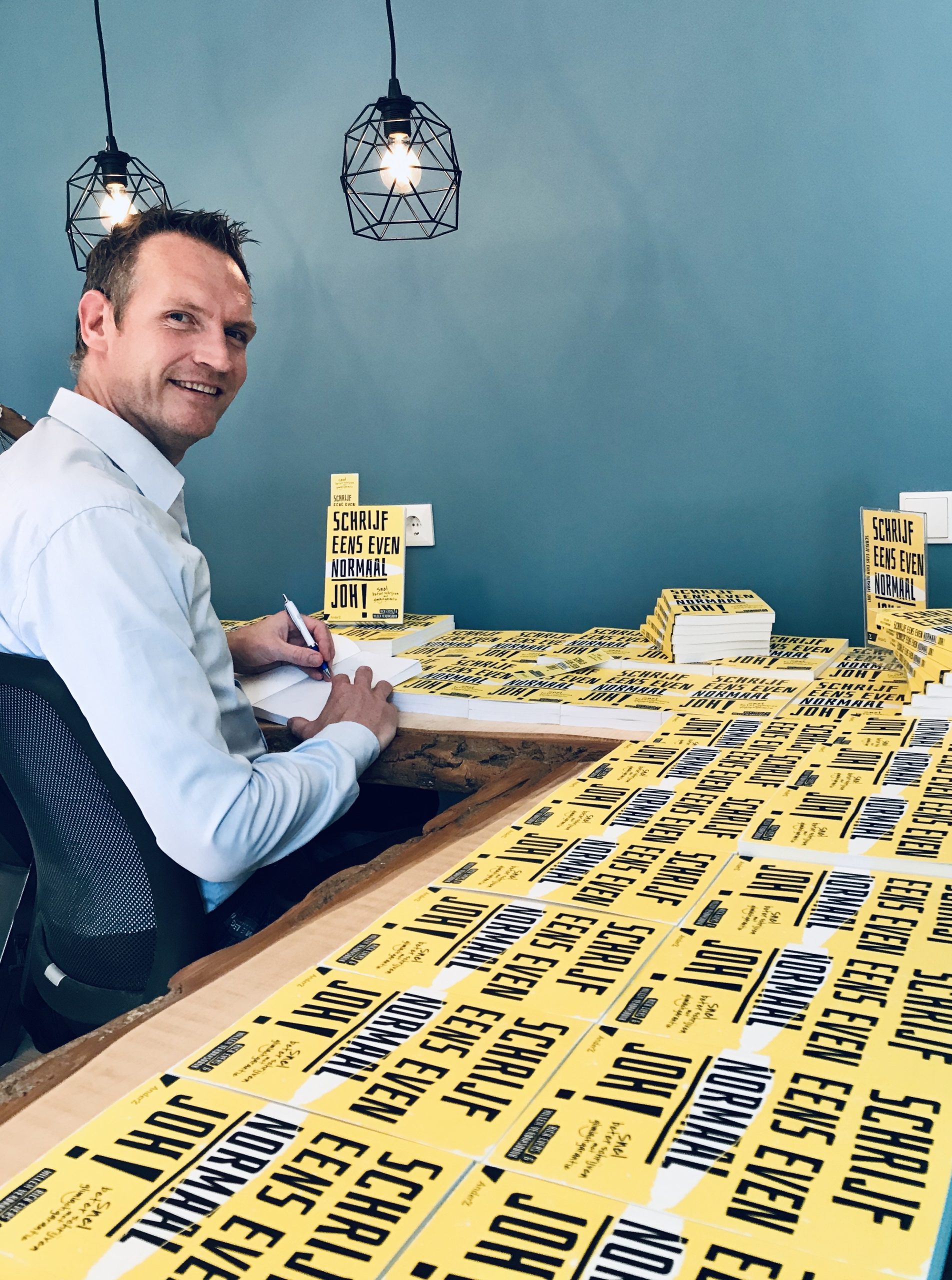 Rick Evers signeert boeken