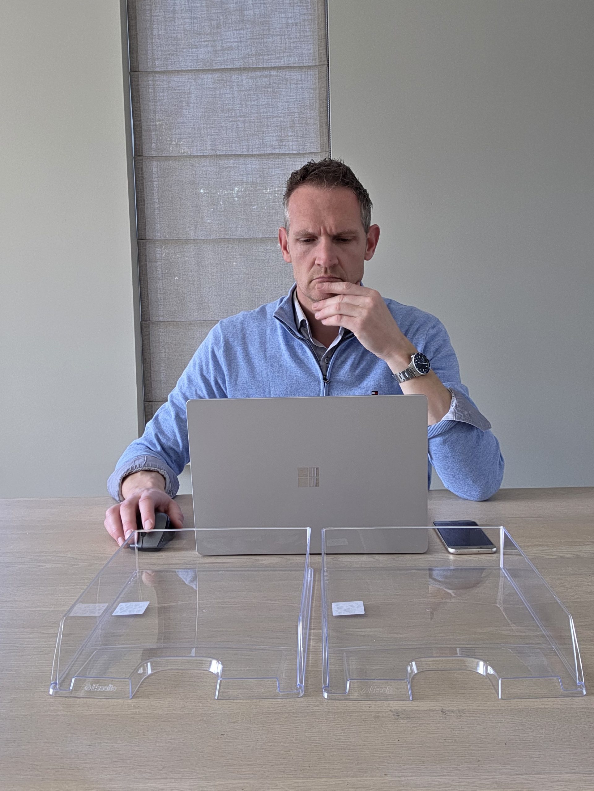 Rick Evers kijkt peinzend naar zijn laptop