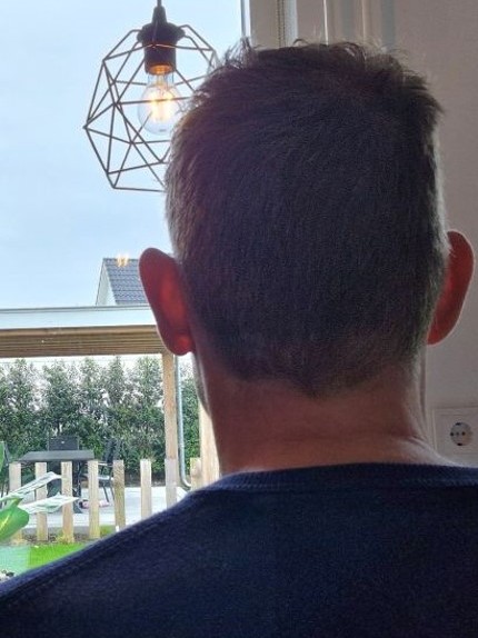 Rick Evers kijkt uit het raam