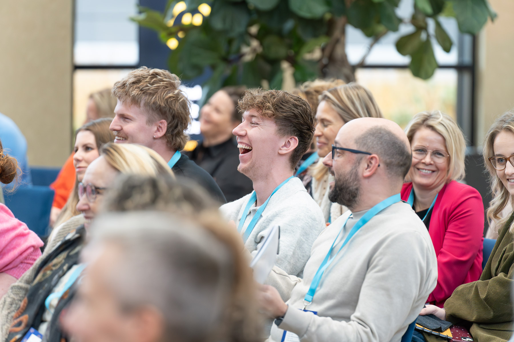 Rick als spreker met humor laat publiek lachen.