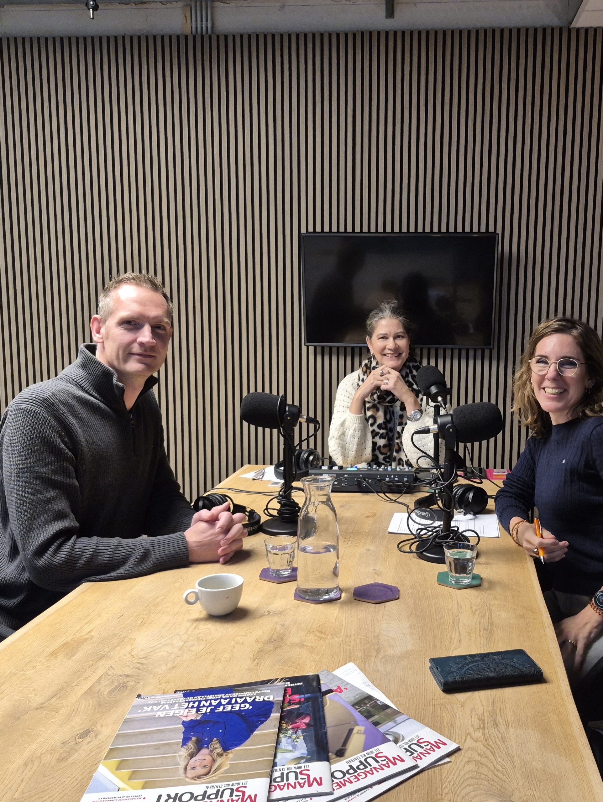 Rick Evers neemt een podcast op