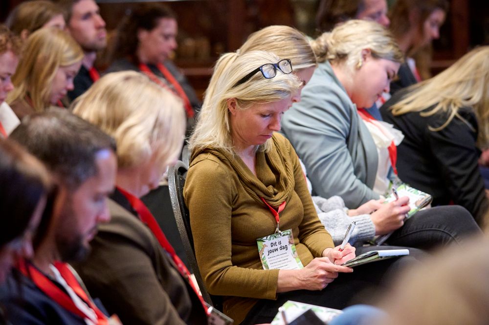 Publiek schrijft mee tijdens het schrijfevent van 2024