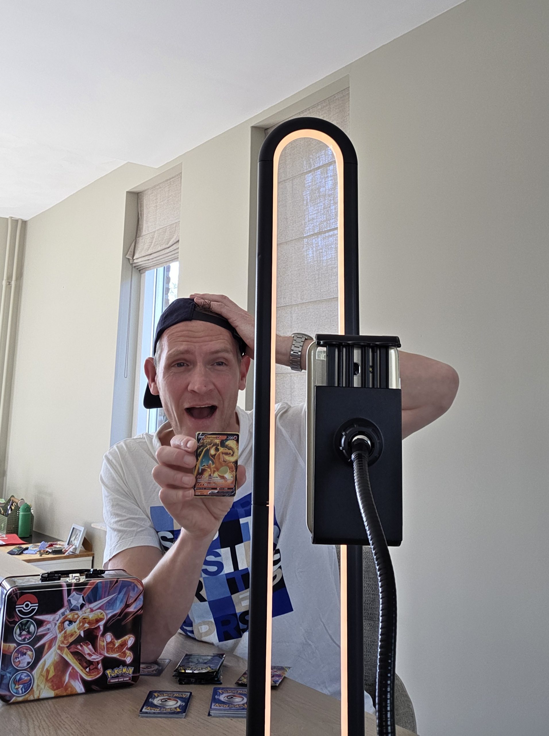 Rick Evers doet een Youtuber na met Pokemon-kaarten