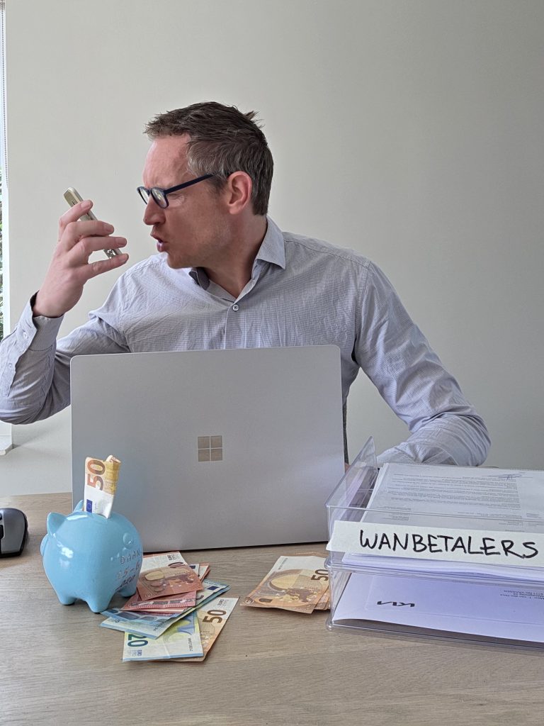 Rick Evers praat boos tegen een telefoon