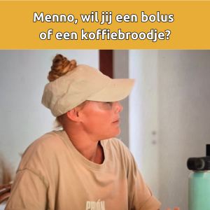 Eline heeft een drol op haar hoofd