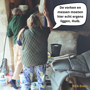 Huib zoekt iets bij Mireille