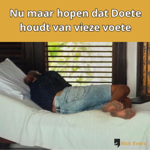 Fred ligt op bed