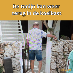 Fred legt zijn tonijn weer terug in de koelkast